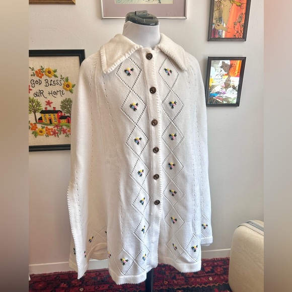 Vintage 70s Reitman’s Knit Cape – White with Floral Embroidery Plus Size XL/2X - Picture 1 of 11
